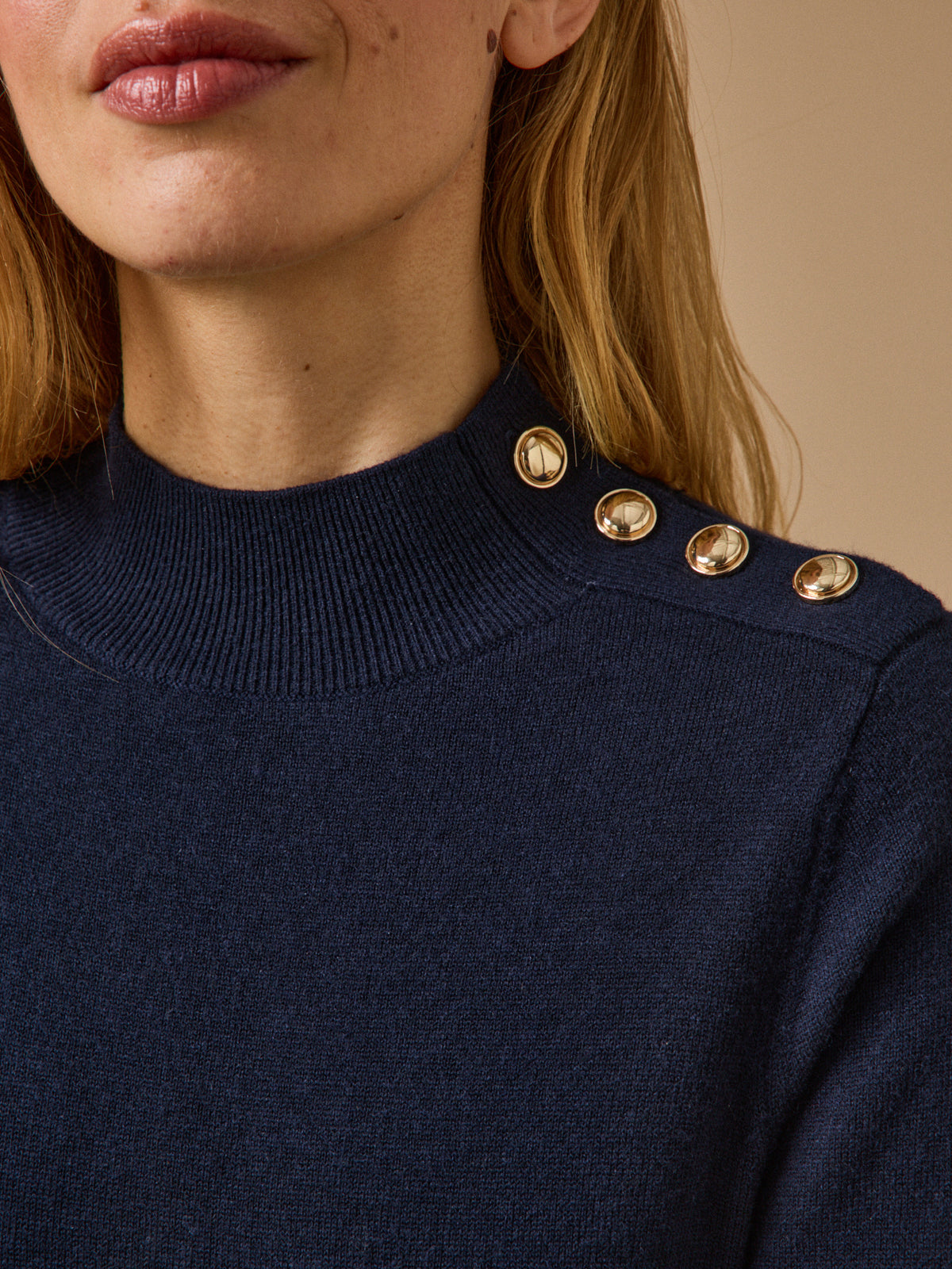 Robe-pull col montant boutons dorés femme
