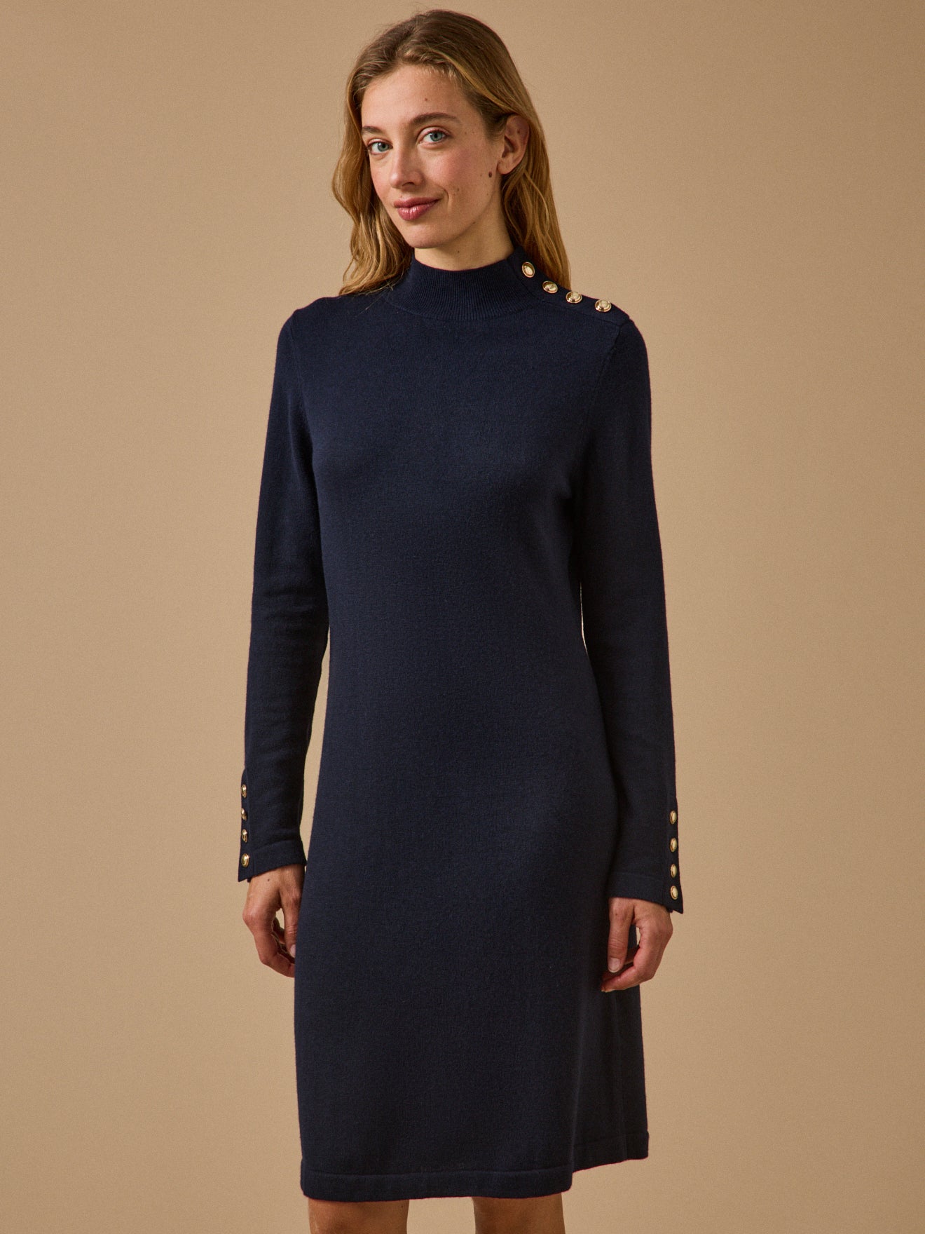 Robe-pull col montant boutons dorés femme