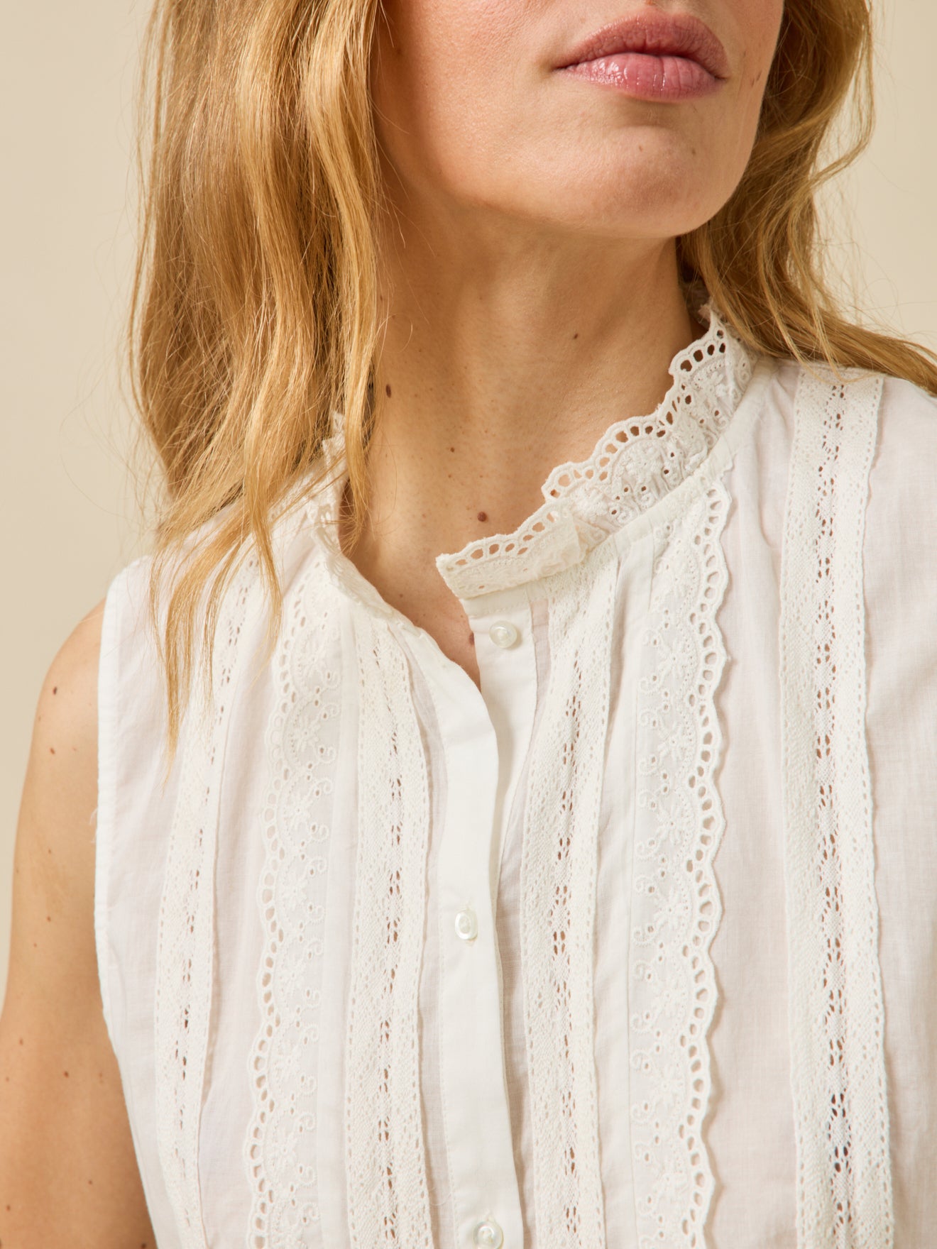 Top sans manches boutonné brodé femme