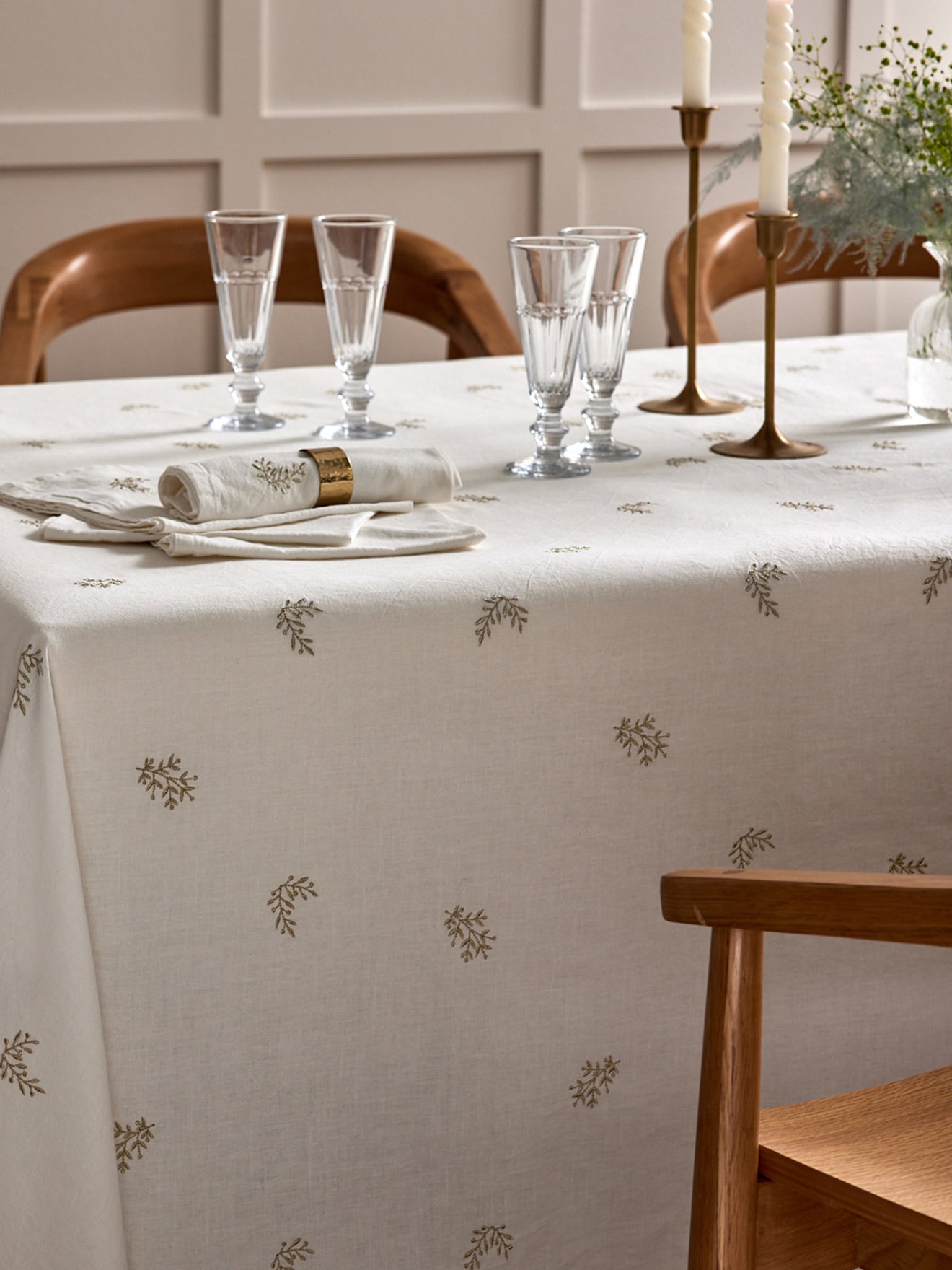 Nappe broderie dorée en coton tramé