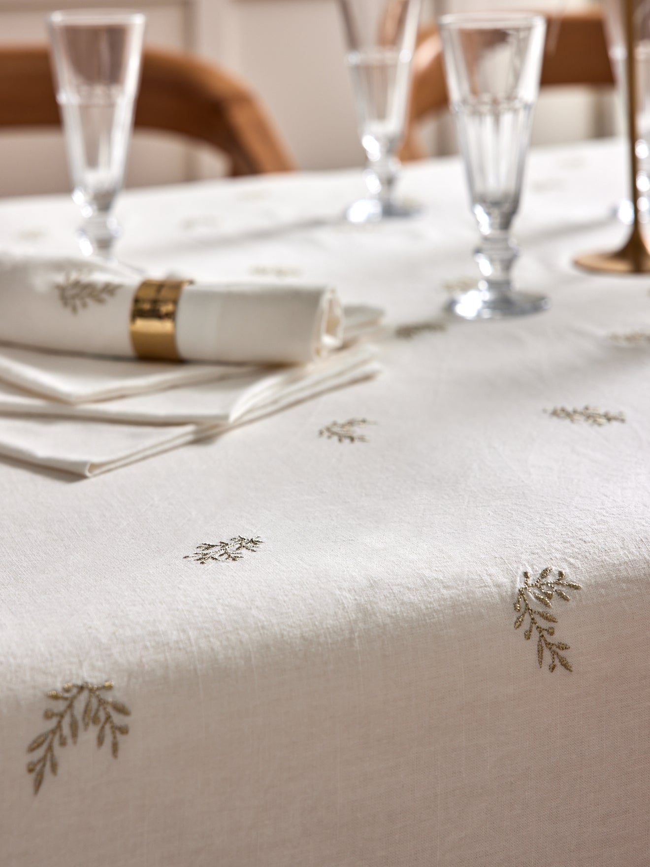 Nappe broderie dorée en coton tramé