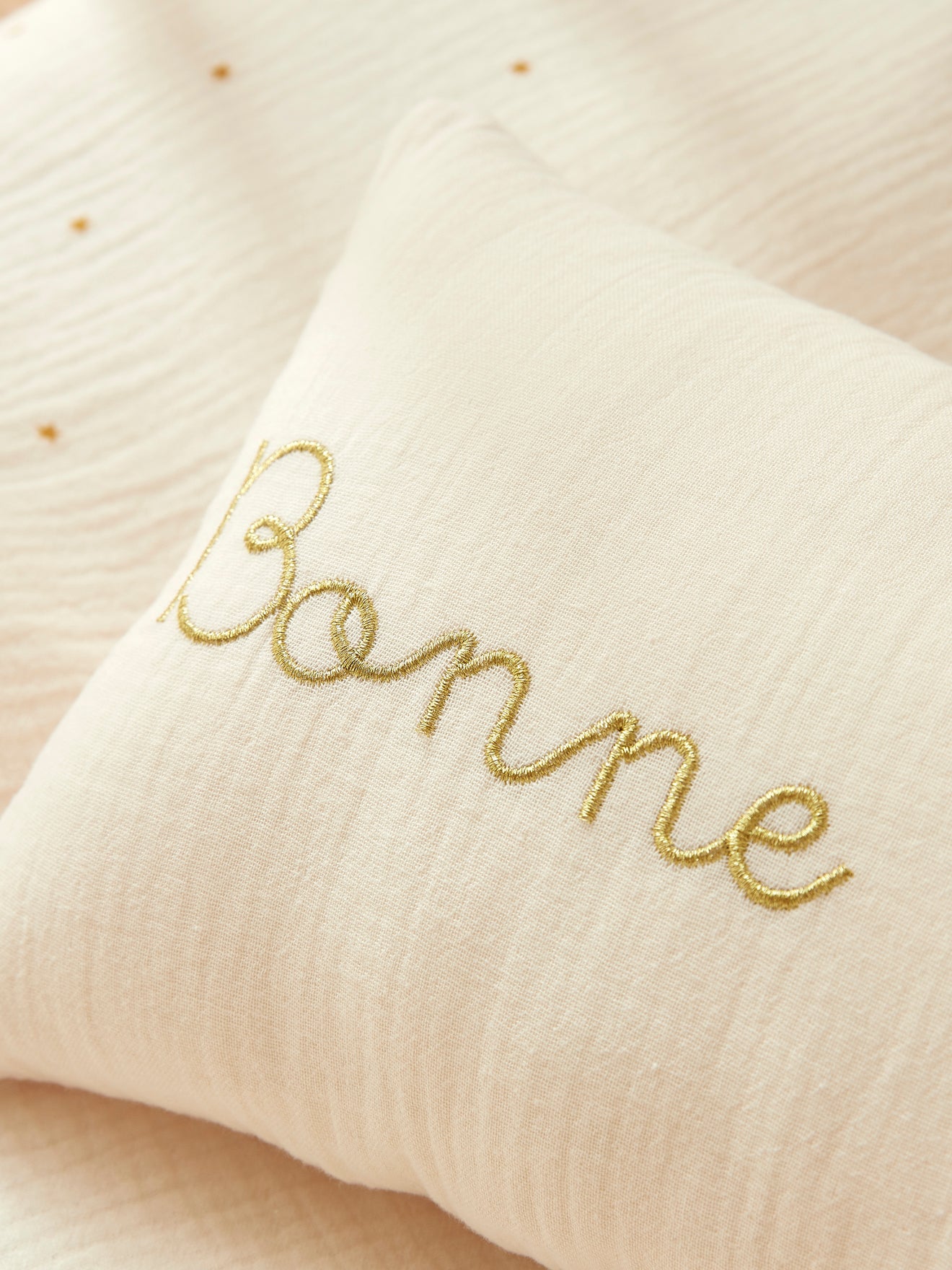 Petit coussin gaze de coton broderie dorée