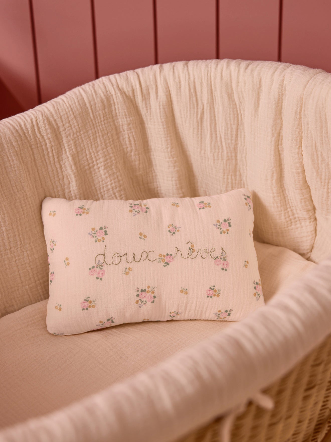 Petit coussin gaze de coton brodé