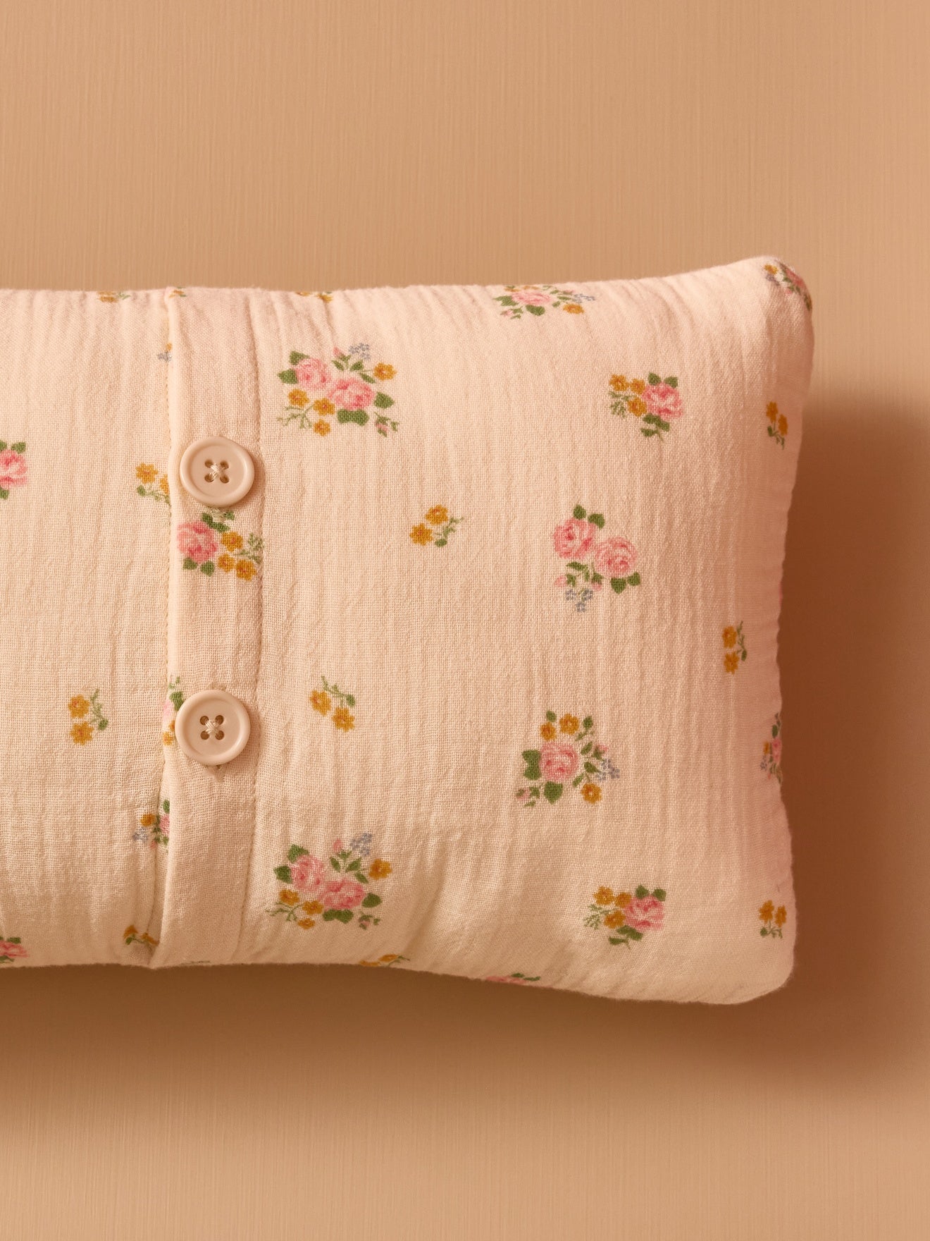 Petit coussin gaze de coton brodé