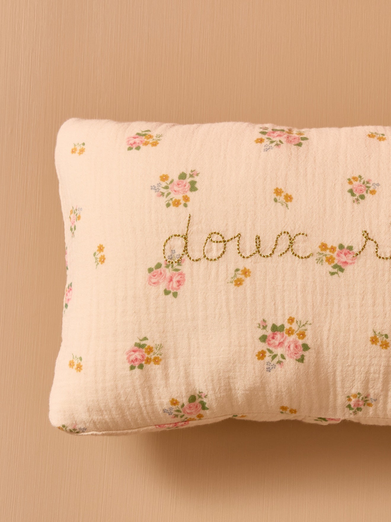 Petit coussin gaze de coton brodé