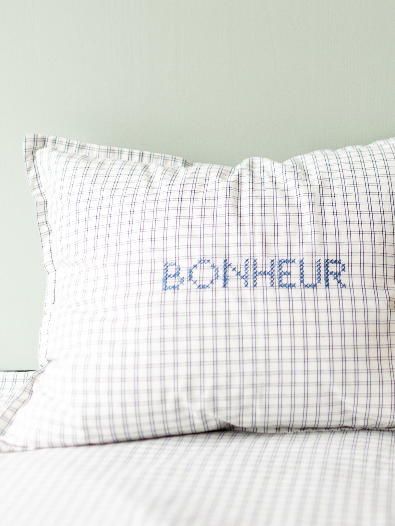 Housse de coussin petits carreaux brodée