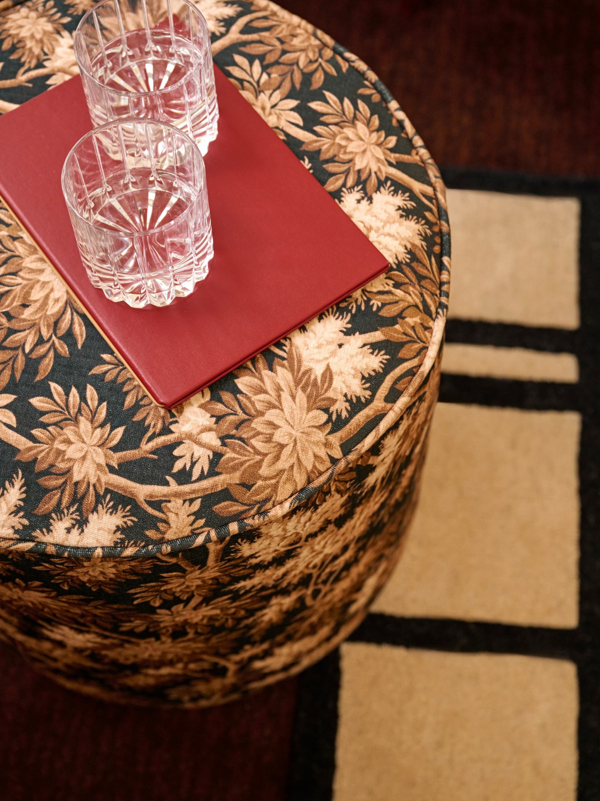 Pouf tapissier à motifs
