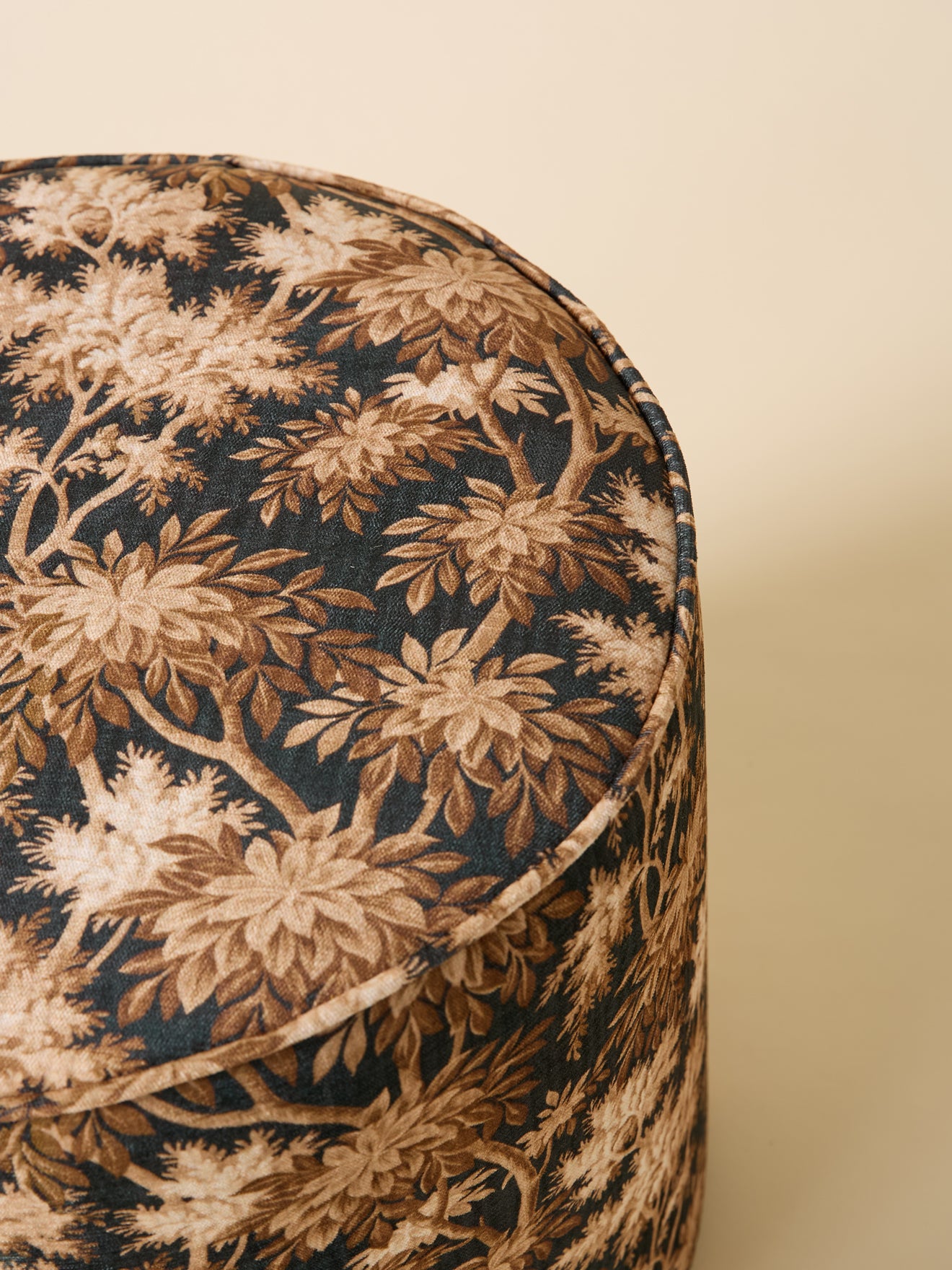 Pouf tapissier à motifs