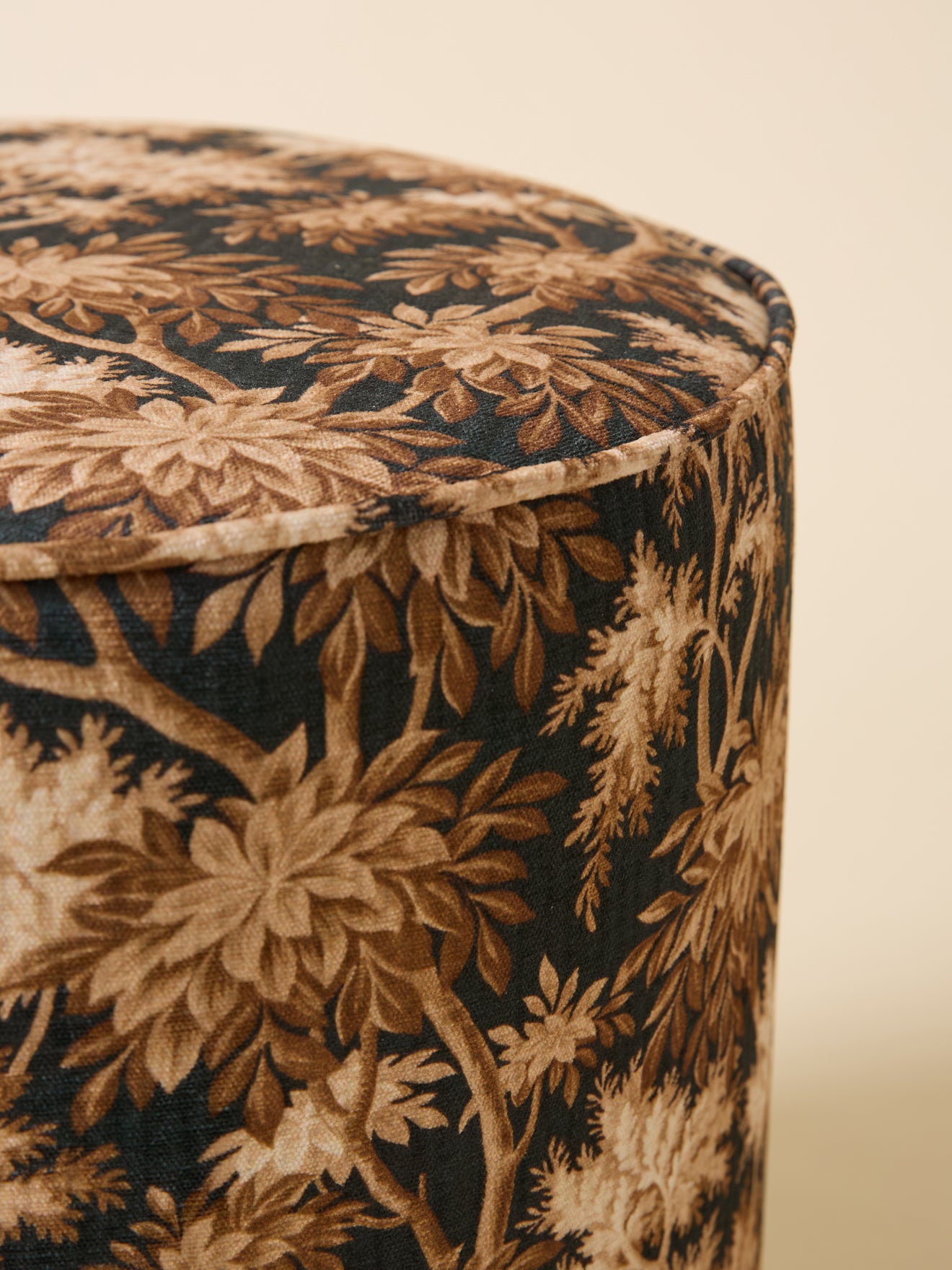 Pouf tapissier à motifs