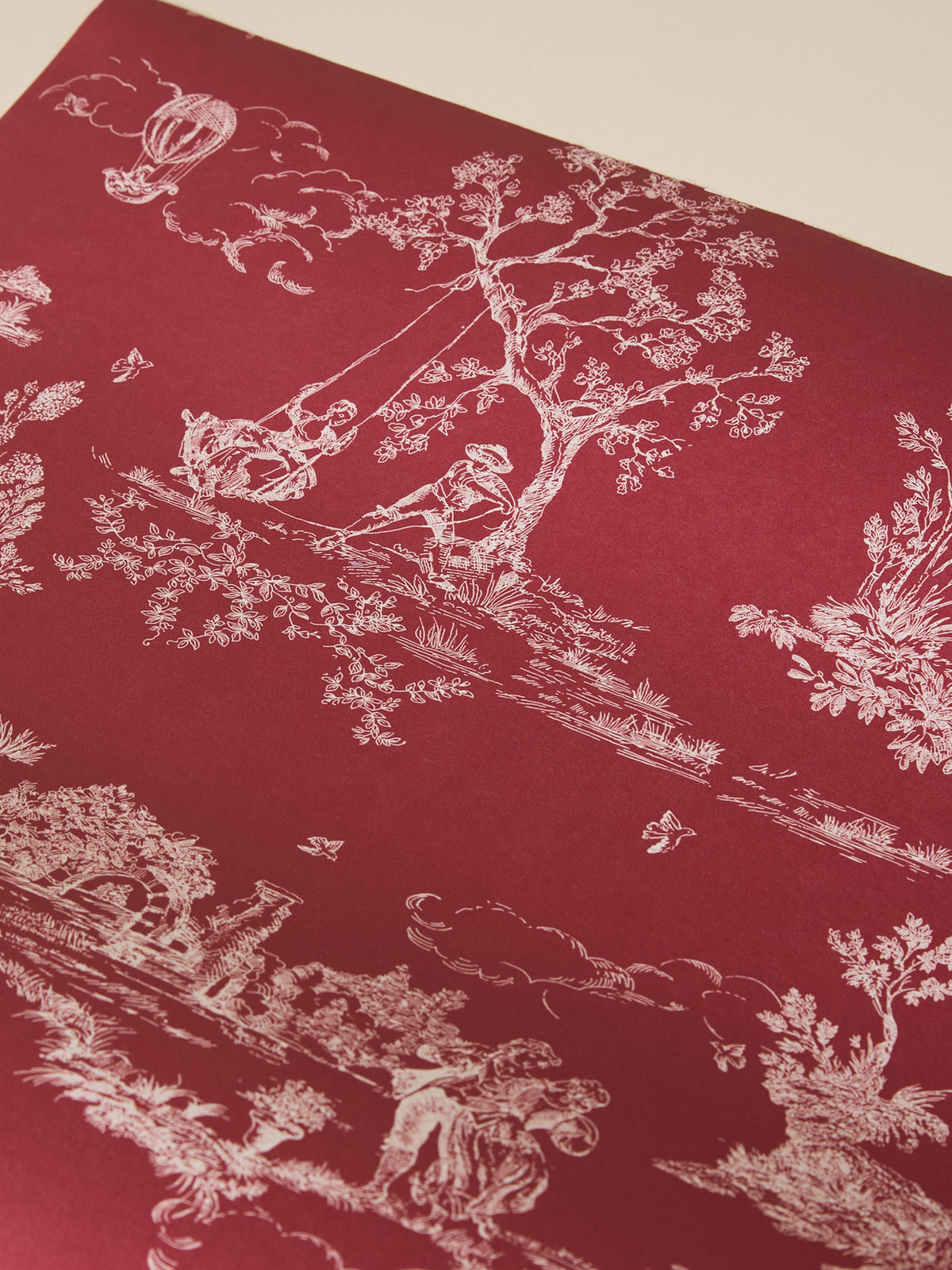 Papier peint bordeaux esprit toile de Jouy