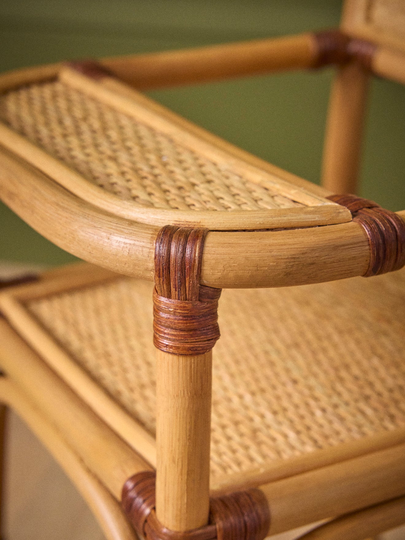 Chaise haute en rotin pour poupée