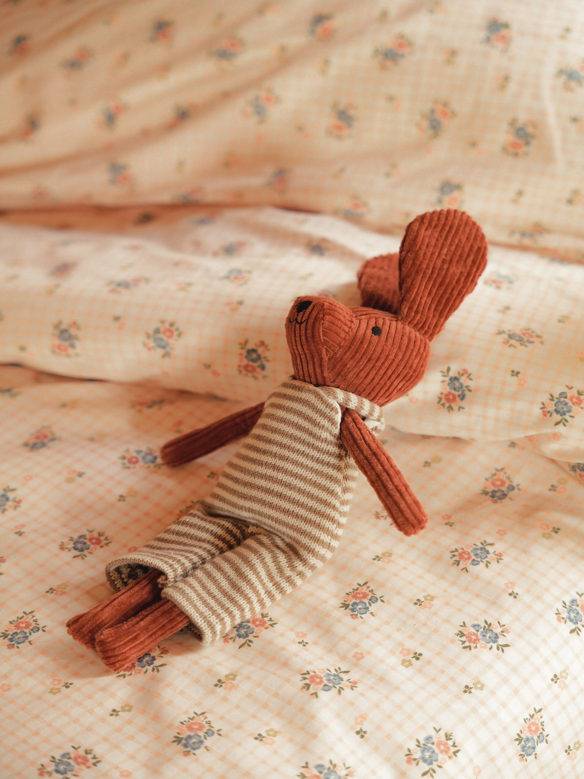 Peluche chien en velours avec salopette