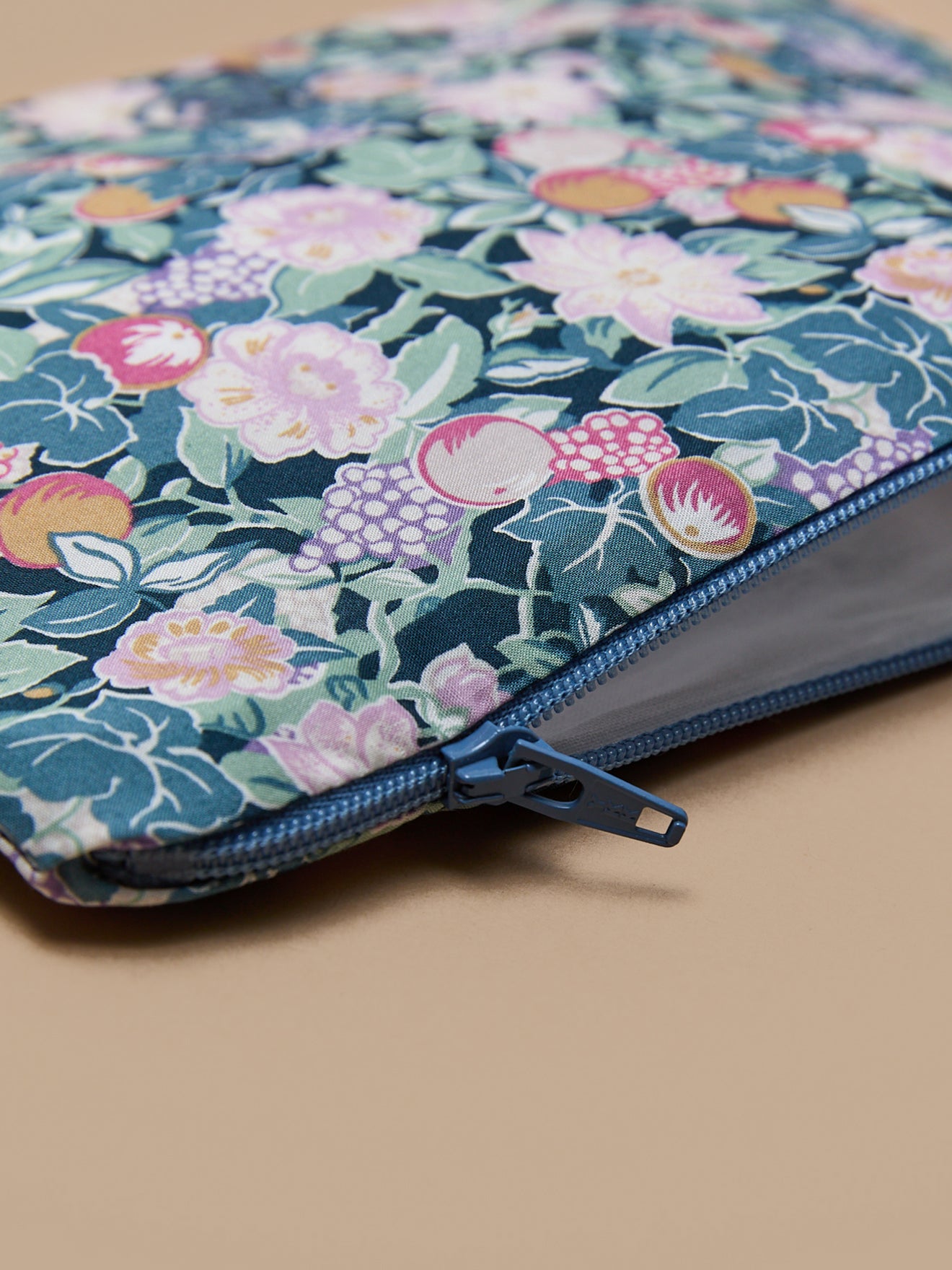 Pochette brodée en tissu Liberty - Vente Solidaire