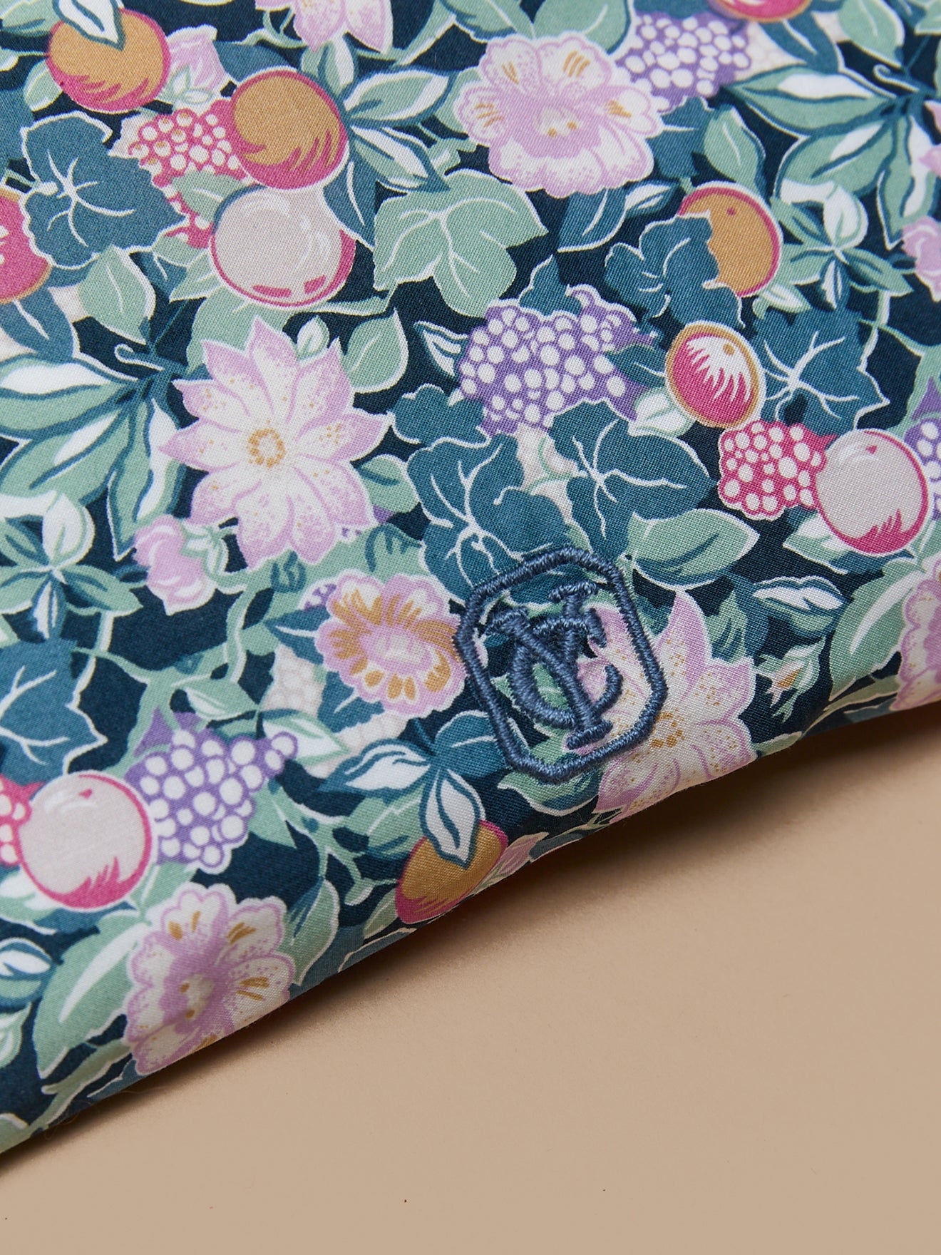 Pochette brodée en tissu Liberty - Vente Solidaire