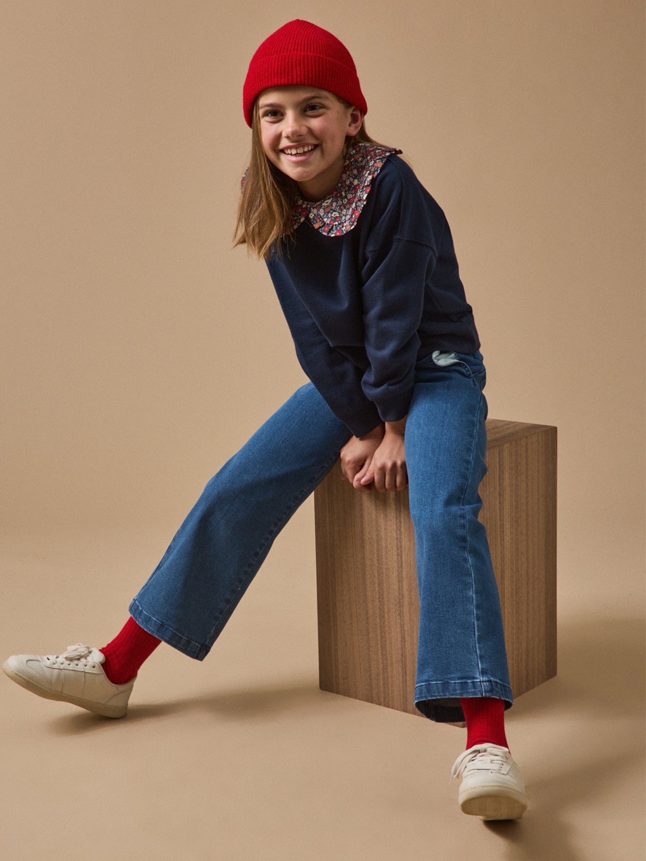 LOOKBOOK_DENIM_FILLE_jean_brut_pull_marine_et_bonnet_rouge_66c4b951-e7ba-46ce-8e56-a7d7b26aa83a