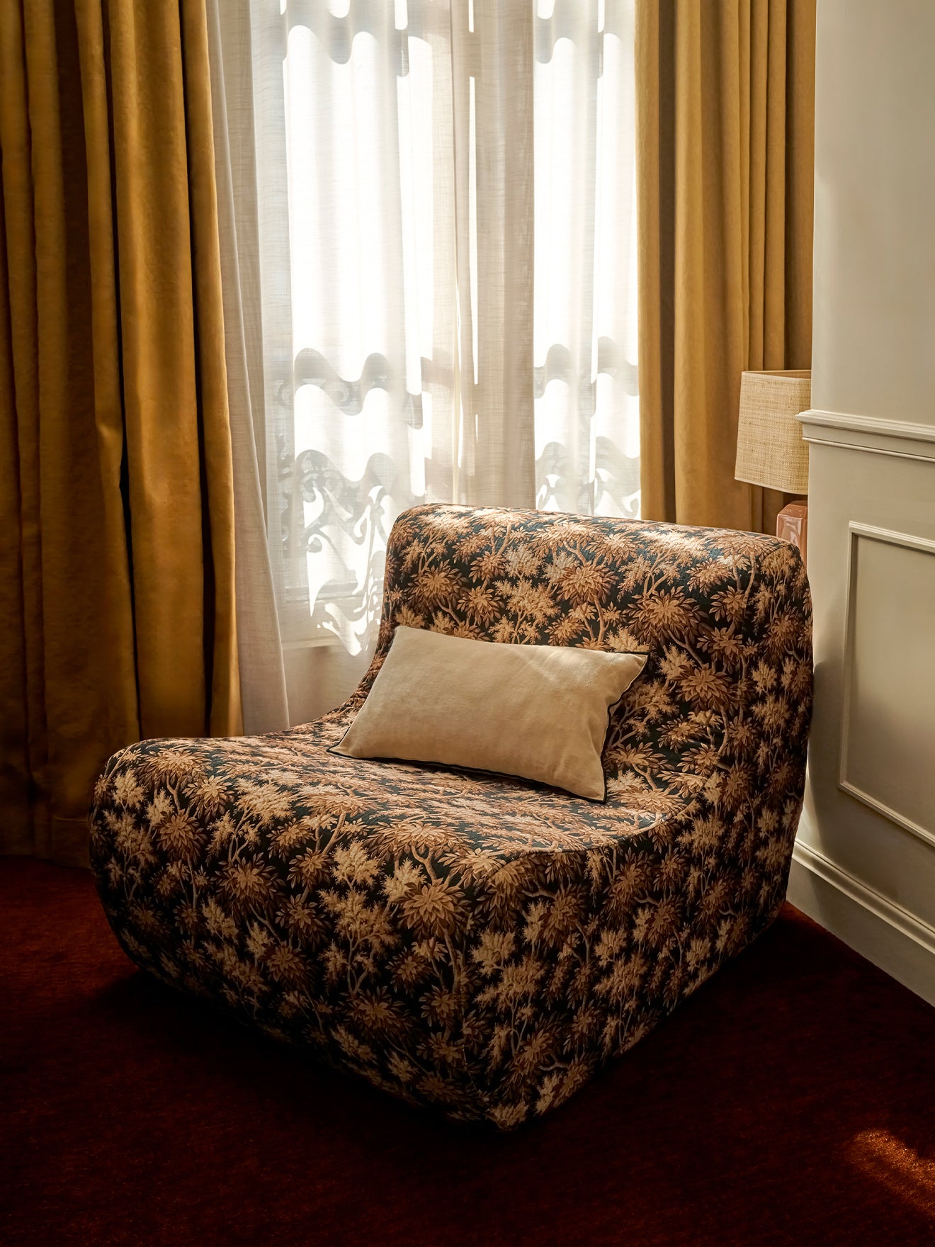LOOKBOOK_GRAND_HOTEL_fauteuil_fleurie_doree