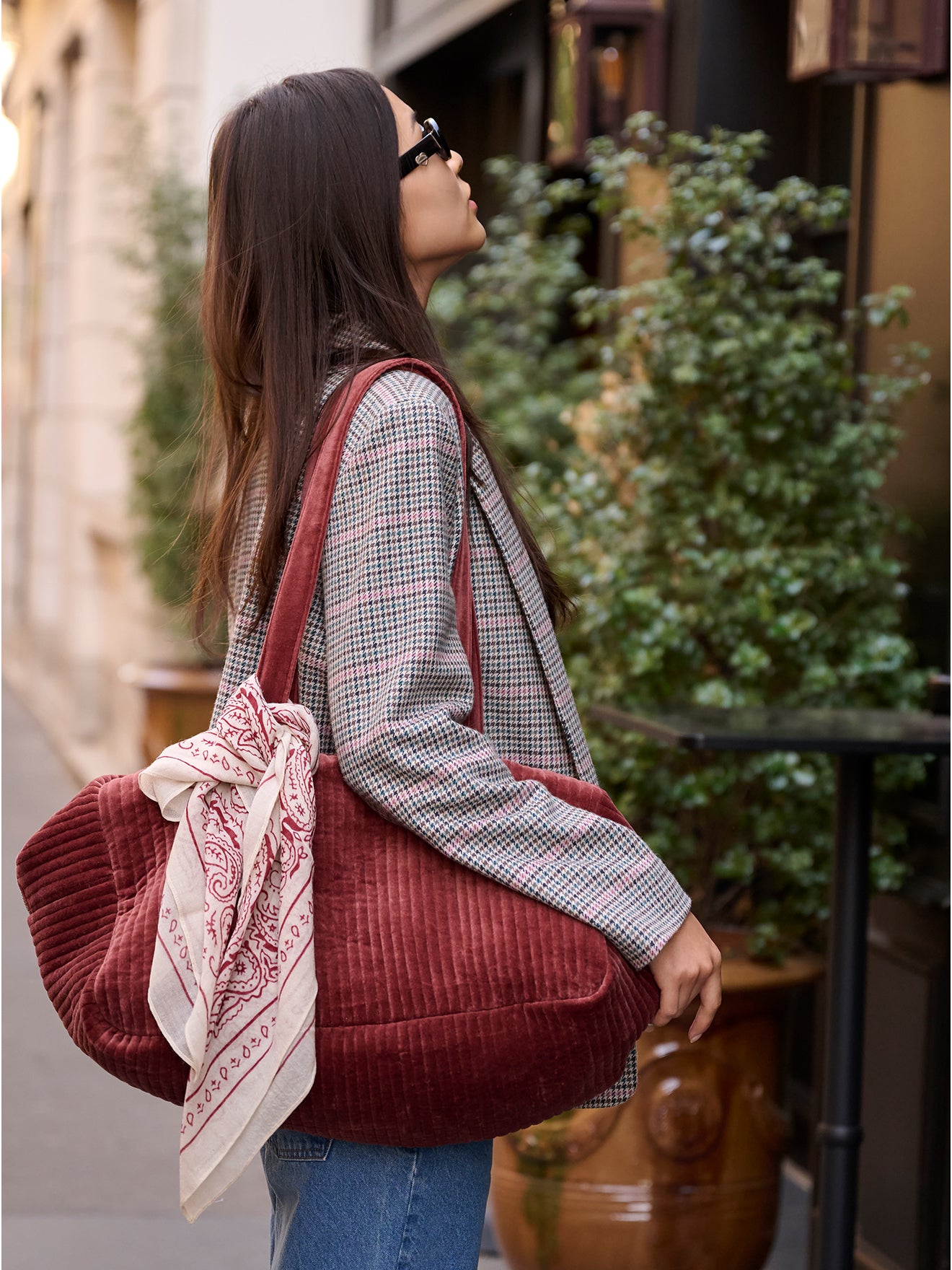 LOOKBOOK_GRAND_HOTEL_femme_avec_sac_velours_rouge
