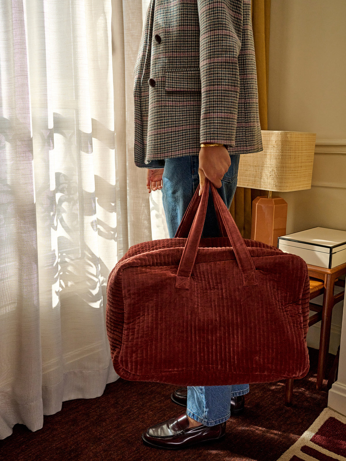LOOKBOOK_GRAND_HOTEL_femme_avec_sac_velours_rouge_a_la_main