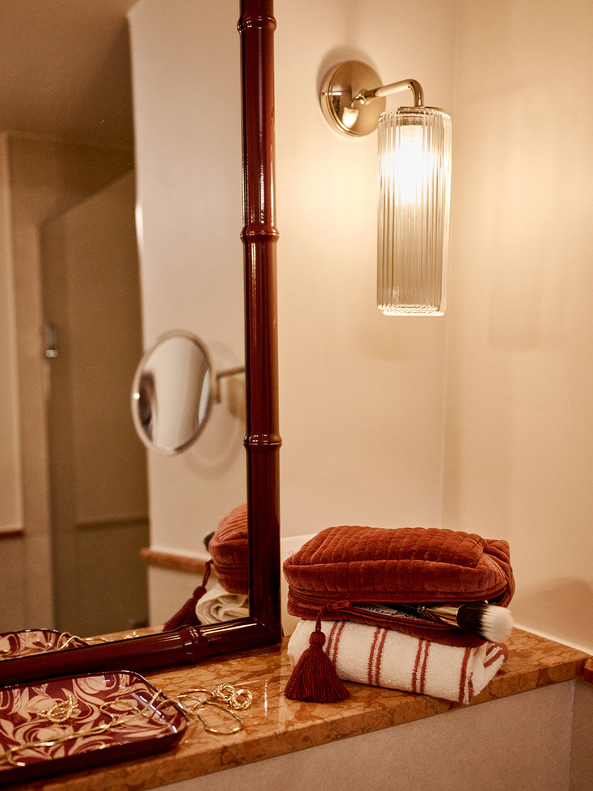 LOOKBOOK_GRAND_HOTEL_miroir_et_trousse_dans_la_salle_de_bain