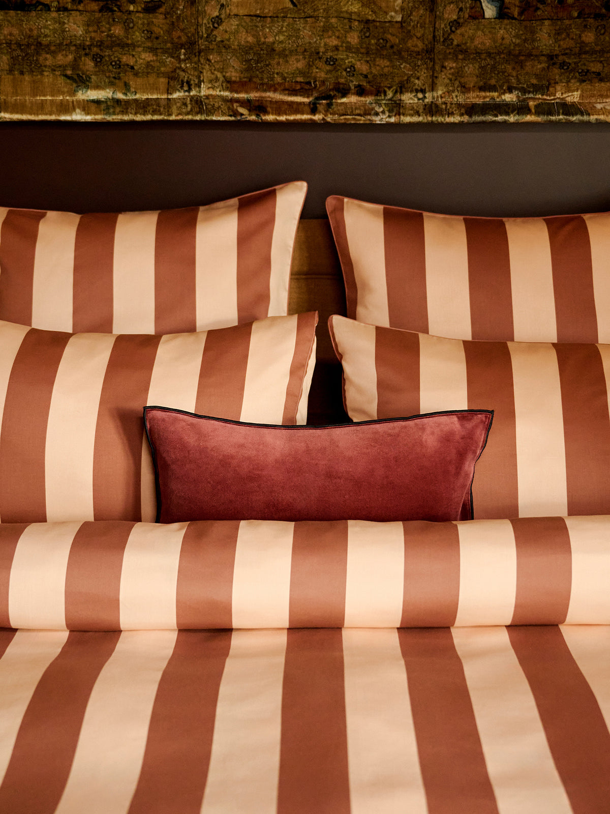 LOOKBOOK_GRAND_HOTEL_parure_lit_lignes_rouge_et_ecru