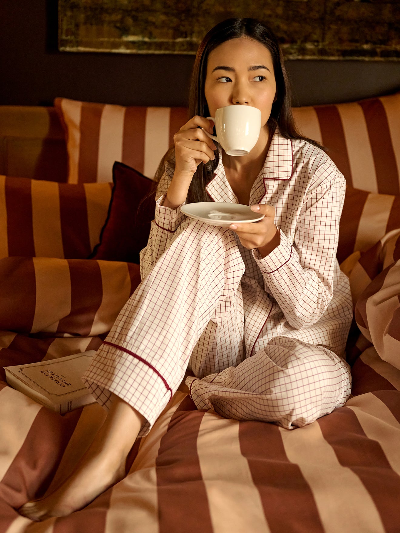 LOOKBOOK_GRAND_HOTEL_parure_lit_lignes_rouge_et_ecru_avec_fille