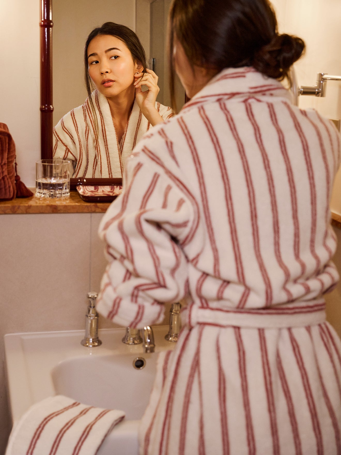 LOOKBOOK_GRAND_HOTELfemm_en_peignoir_dans_la_salle_de_bain