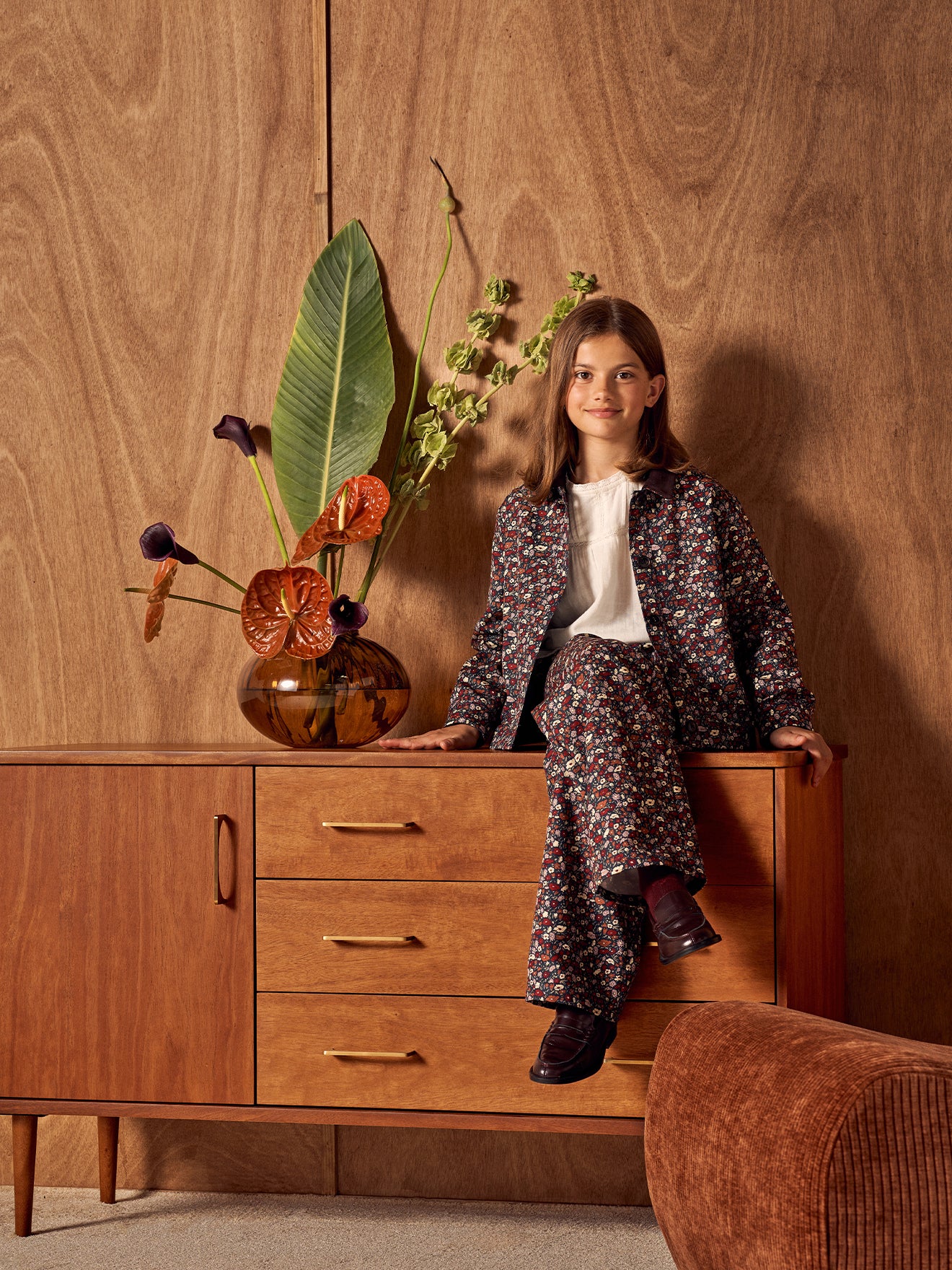 LOOKBOOK_liberty_fillette_ens_pantalon_et_veste_assise_sur_le_meuble